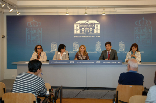 De izq. a dcha.: Rosa Leguineche, Adela de la Torre, Marta Valdenebro, Carmelo García y Elsa González. Imagen tomada de Fape.es